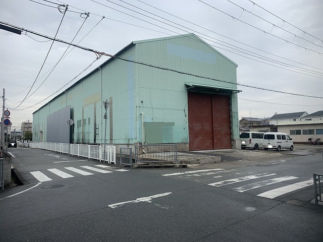 近隣に民家あります。