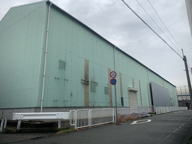建物横にもシャッターあります。