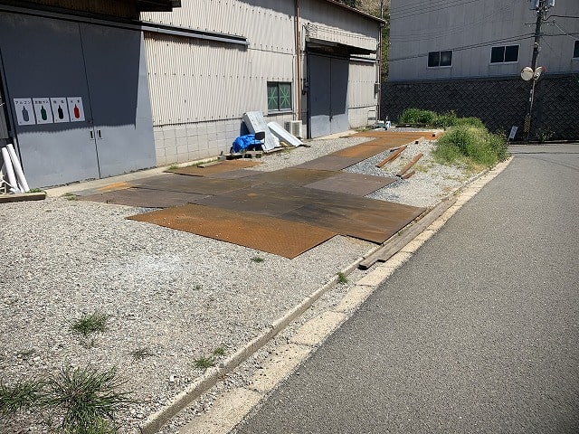 駐車スペースは砂利の床になります。