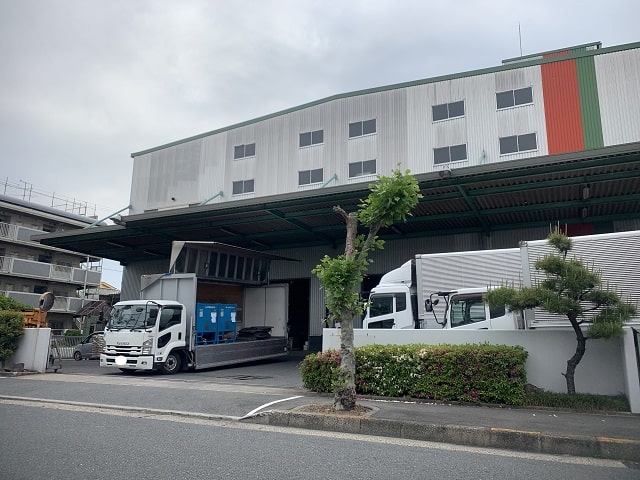 トラックのウイングを全開でも庇にはあたりません。