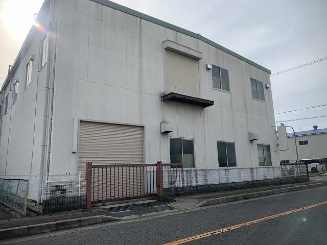 建物横にもシャッター開口あります。