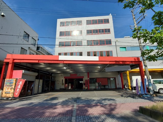 荷物用2ｔリフトあります。