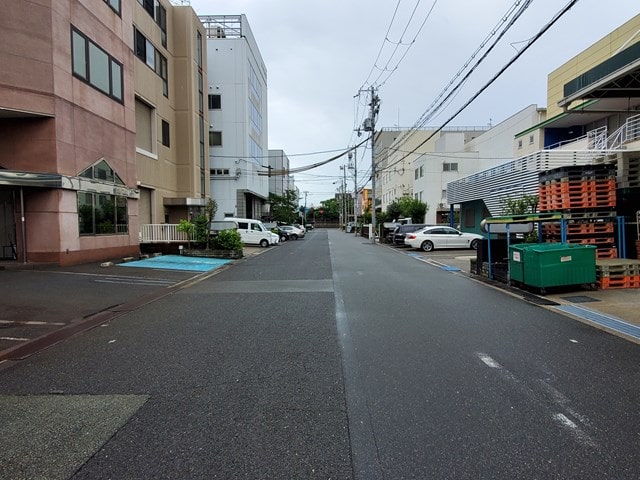 前面道路広めです。