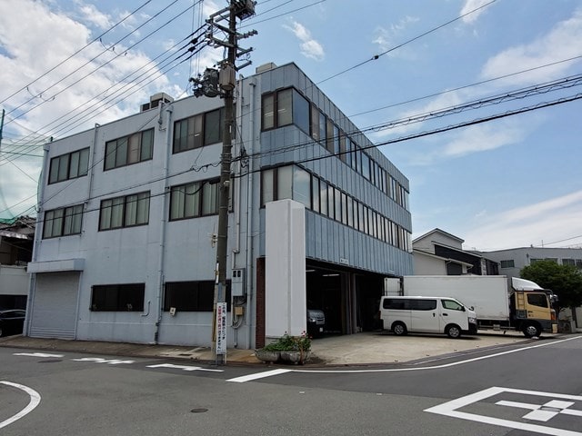 荷物用リフト(積載240kg)使えます。