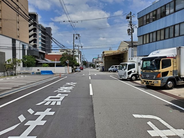 前面道路広めです。