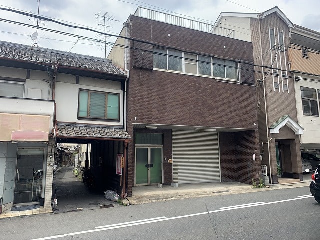 近隣に民家があります。