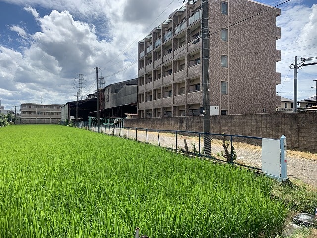 近隣にマンションがあります。