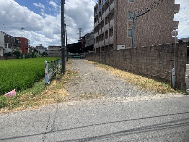 通路は砂利です。