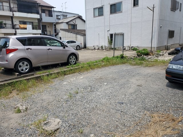 横に月極駐車場あります。
