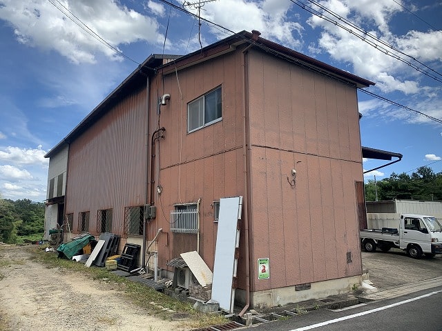 建物横から出入り可能です。