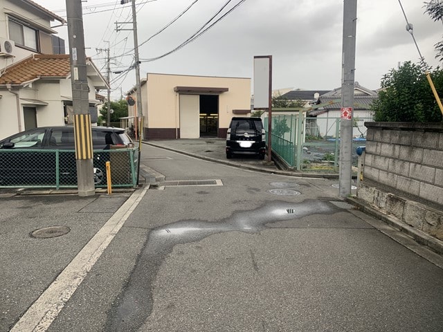 2ｔ車がギリギリ通行可能です。