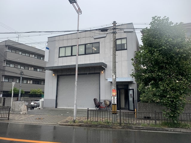 近隣にマンションや民家があります。