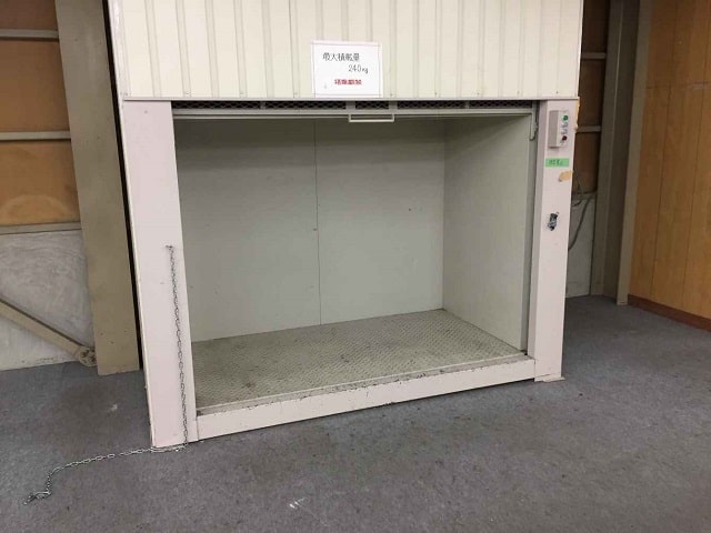 荷物用リフトになります。(最大積載240㎏)