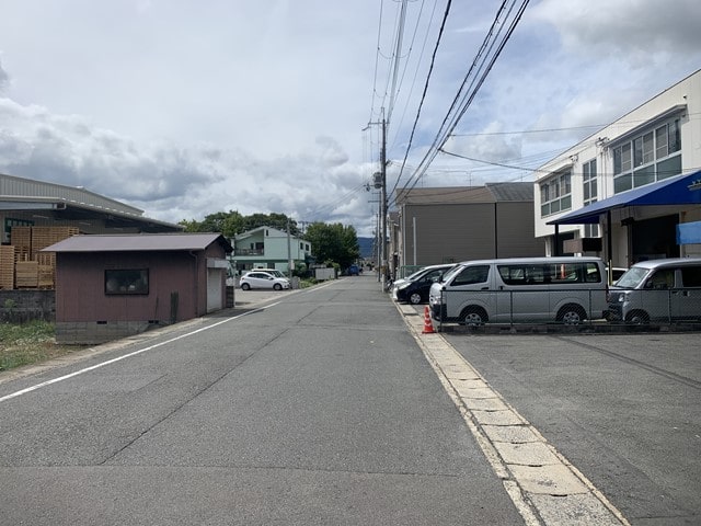 道の奥に行きますと民家があります。