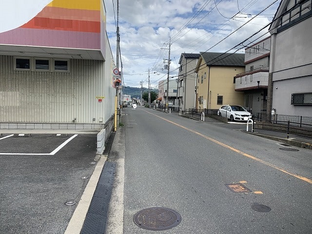 前道は交通量が多いです。