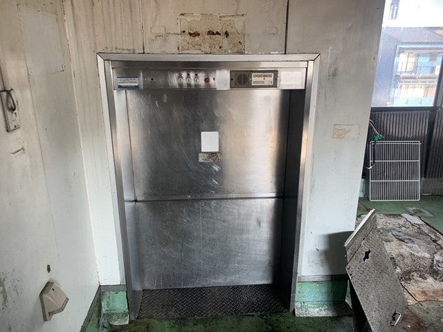 2階、3階、4階専用リフト(300㎏)です。