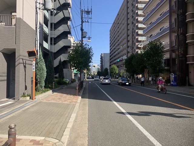 前面道路は交通量は多いです。