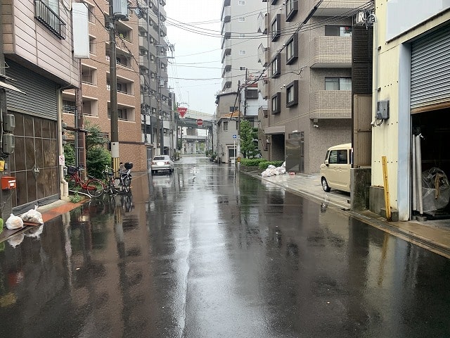 近隣に民家やマンションがあります。