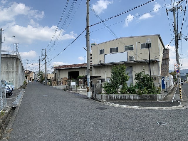 前面道路は大型トラック通行可能です。