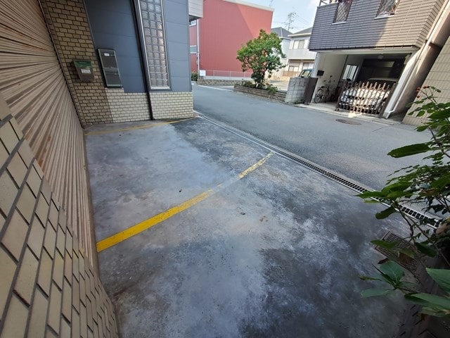 前面空地に荷解き場があります。