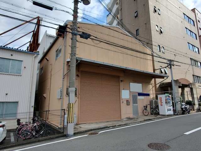 前面に軽自動車駐車可能です。