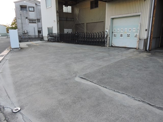 前面空地は荷解き場にも駐車スペースにも使えます。