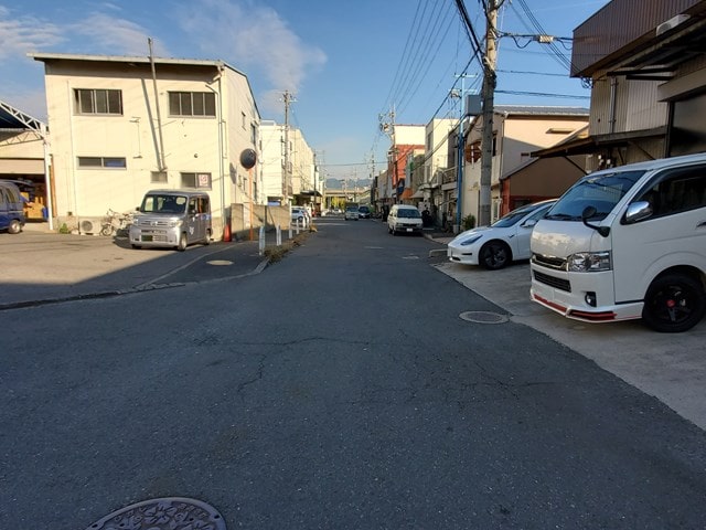 前面道路の反対側です。