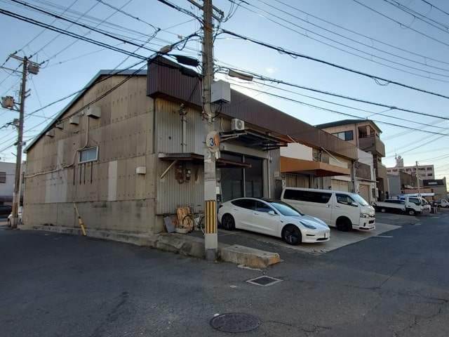 近くに佐川急便金物営業所があります。
