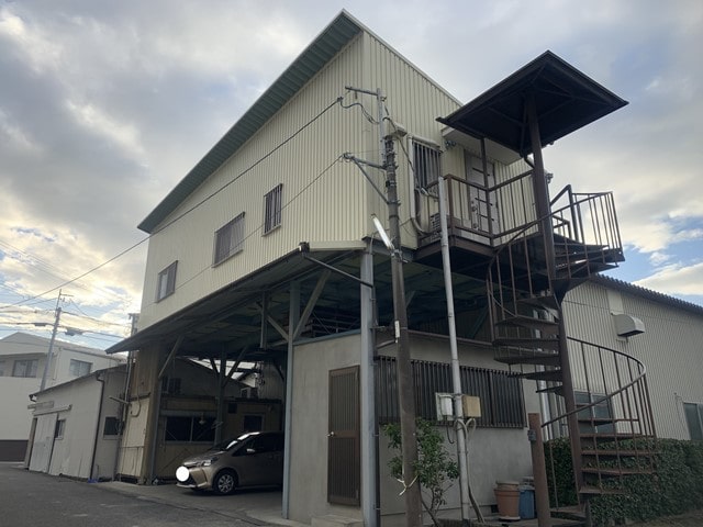 2階は外階段で上がり下りになります。