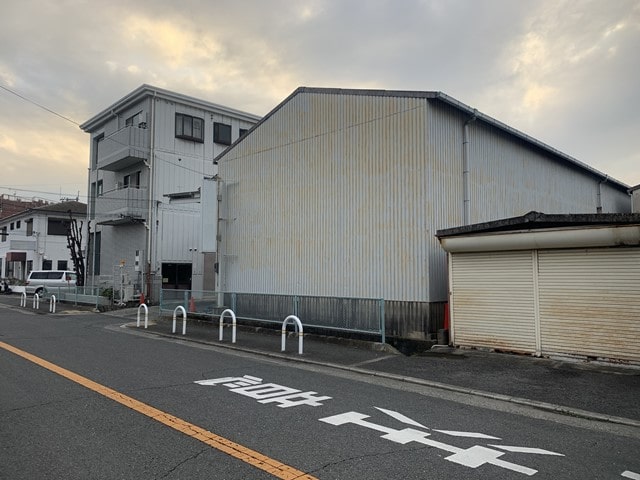 近隣に民家があります。