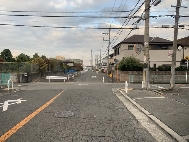 この奥側は通行不可です。