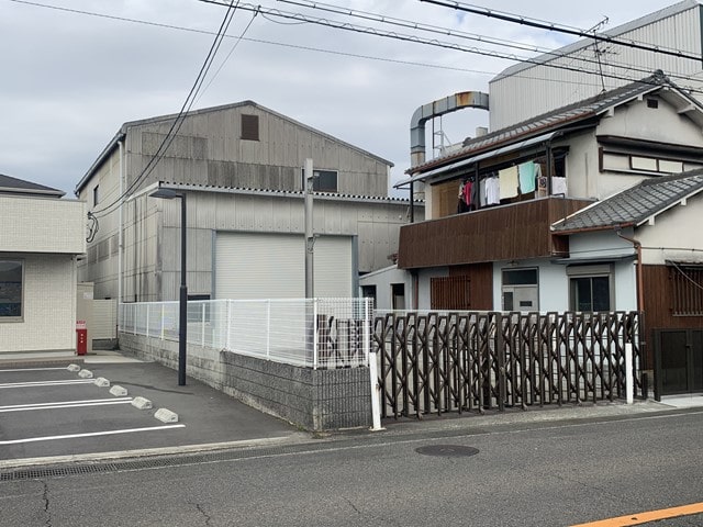 近隣に民家があります。