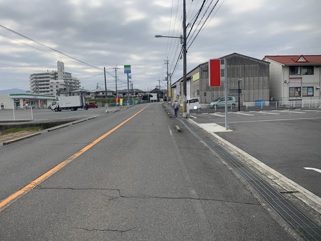 近くにコンビニエンスストアがあります。