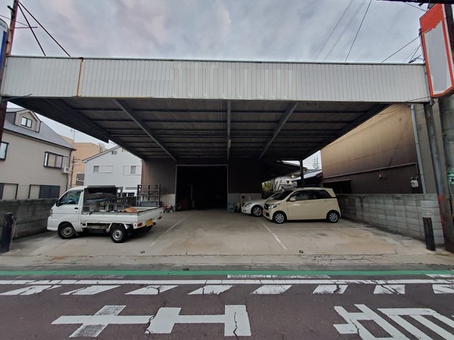 前面空地部分に庇が付いてます。