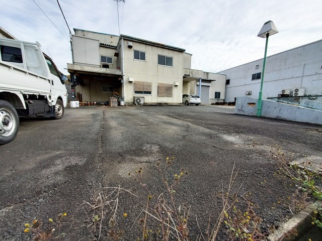 前面空地は駐車スペースや荷解き場にもご利用頂けます。