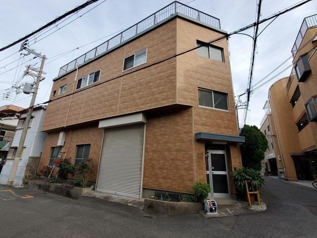 角地の倉庫になります。