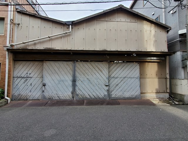こちらも搬入口になります。
