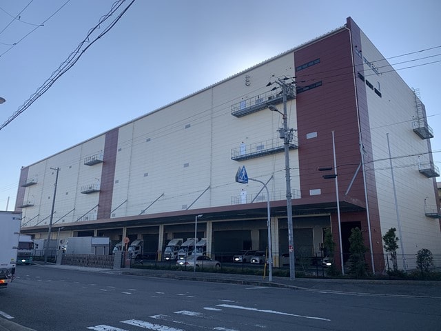 大型物流倉庫になります。