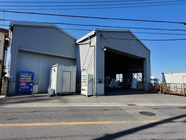 倉庫内に大型車搬入可能です。