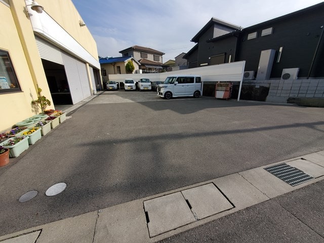 前面空地に複数台駐車可能です。