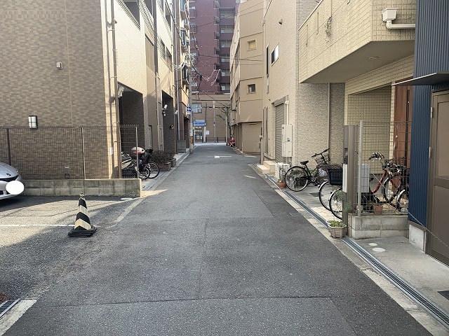 近隣に民家があります。