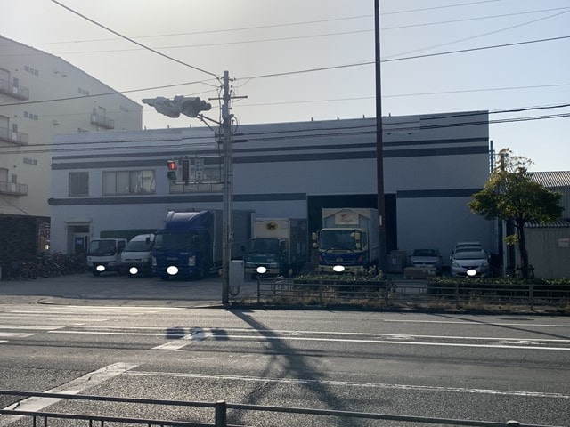 前面に2ｔ車を約6台駐車可能です。