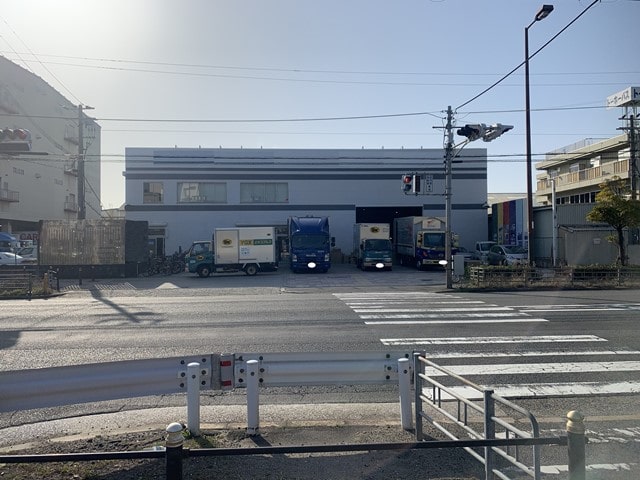 10ｔ車横付けで駐車可能です。
