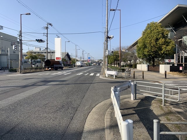 幹線道路沿いになります。