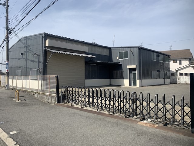 物件間口に緩やかな傾斜があります。
